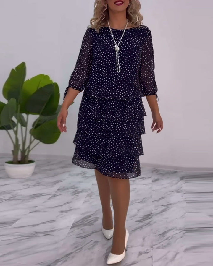 Elegant lagdelt kjole med prikker