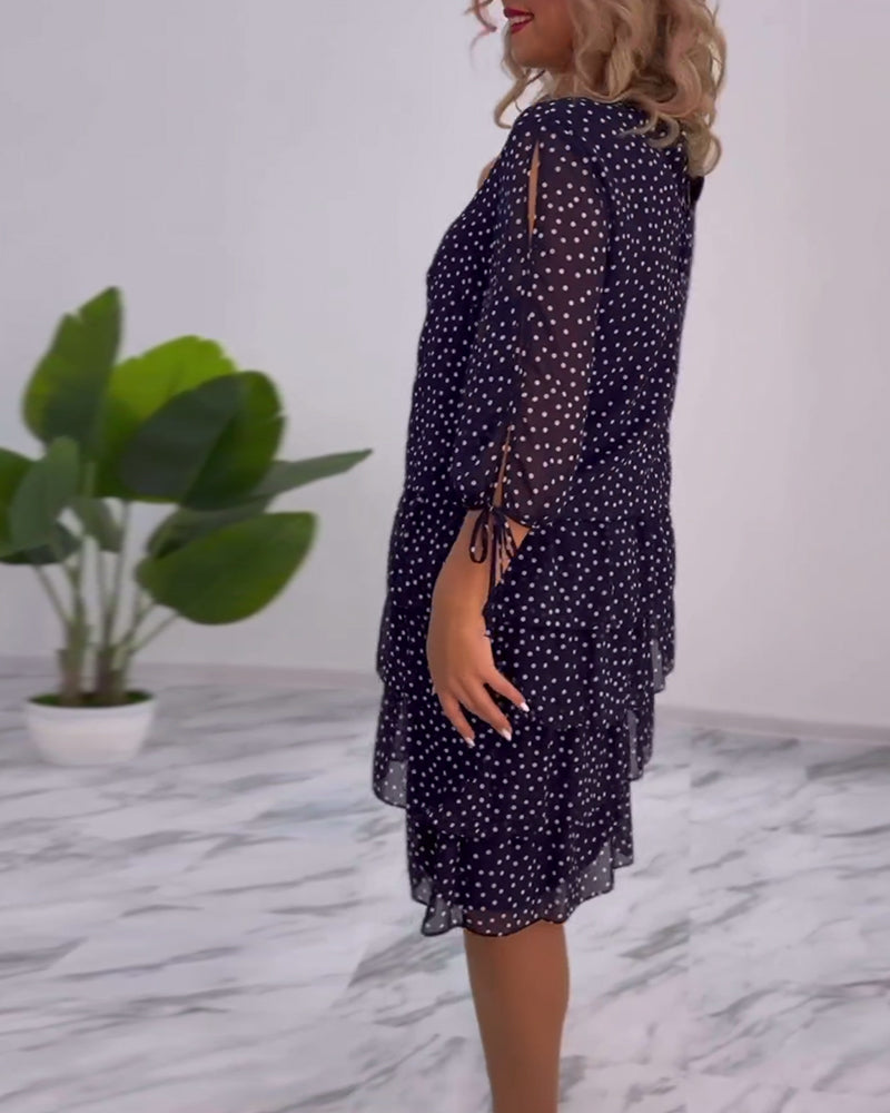 Elegant lagdelt kjole med prikker