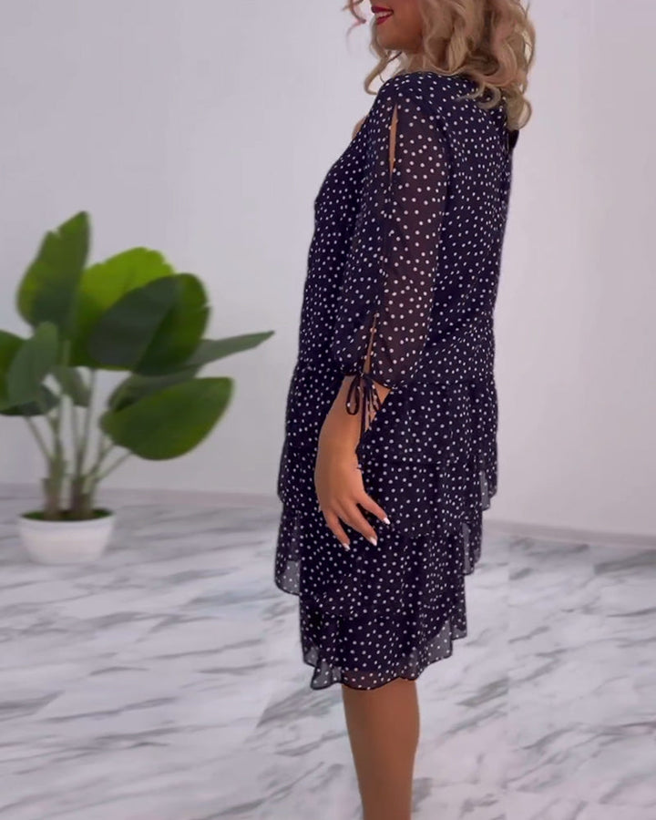 Elegant lagdelt kjole med prikker